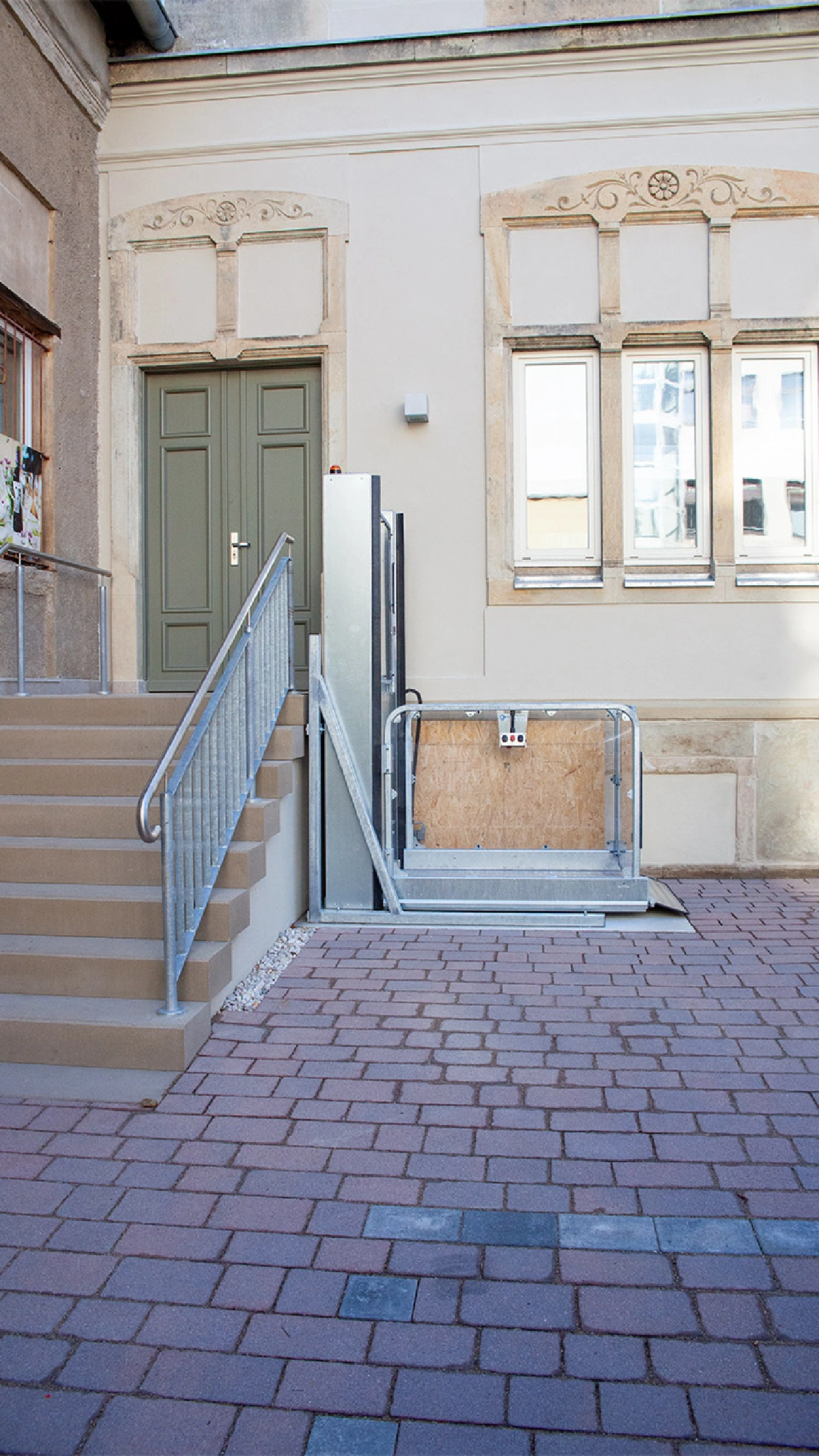 Barrierefreier Zugang durch Außenlift